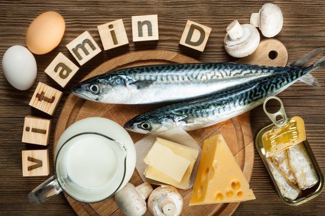 Najbogatejši prehranski viri vitamina D so živila živalskega izvora: ribje olje, losos, sardine, skuša, jajčni rumenjak, maslo, jetra. Foto: Shutterstock