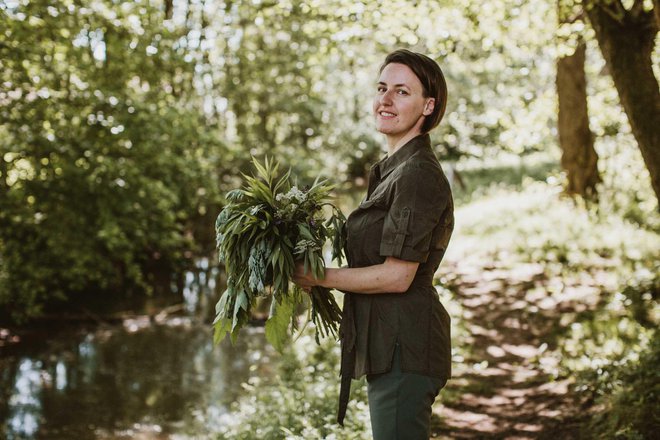 Doktorica biokemije in molekularne biologije Katja Rebolj je velika poznavalka in nabiralka divjih rastlin pri nas. Foto: Sonja Ravbar