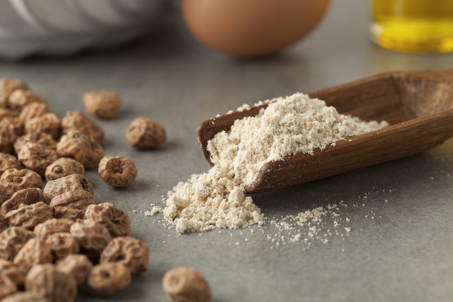 Moko zemeljskih mandljev lahko uporabljate za peko, saj ne vsebuje glutena. Foto: Shutterstock