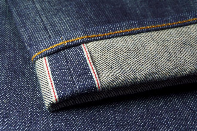 Le najboljše kavbojke so danes še narejene iz denima, ki ima ob straneh ohranjen originalni tkalski rob. Foto: Shutterstock