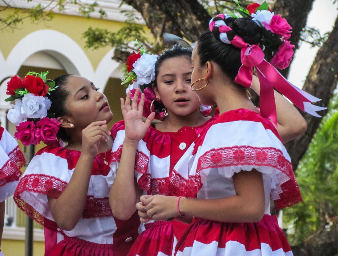 Campeche, Mehika: plesalke v tradicionalni noši, značilni za Campechanes, gospe okraja