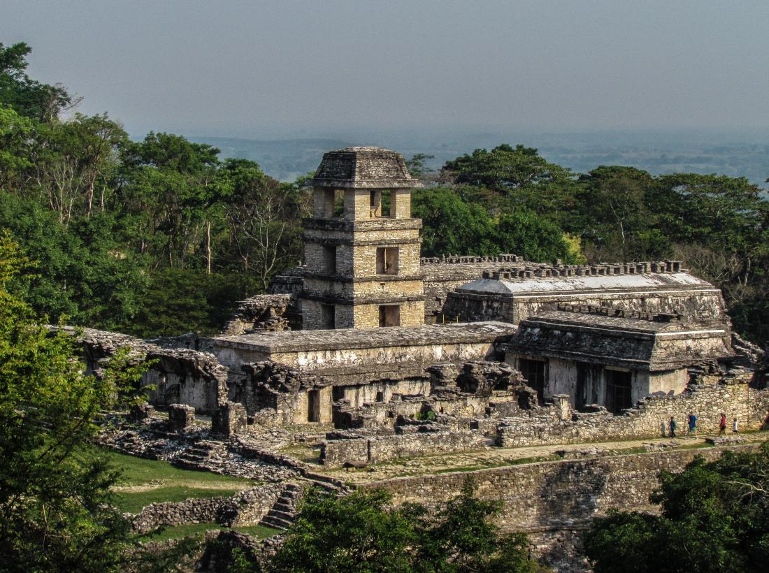 Palenque, Mehika: Delček ruševin starodavnega majevskega mesta Lakamha. Izjemna redkost je sredinski stolp, za katerega še danes ni znano, zakaj je bil zgrajen.