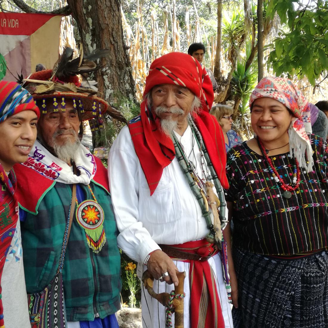 Jezero Atitlán, Gvatemala: majevski starešine ob praznovanju novega leta