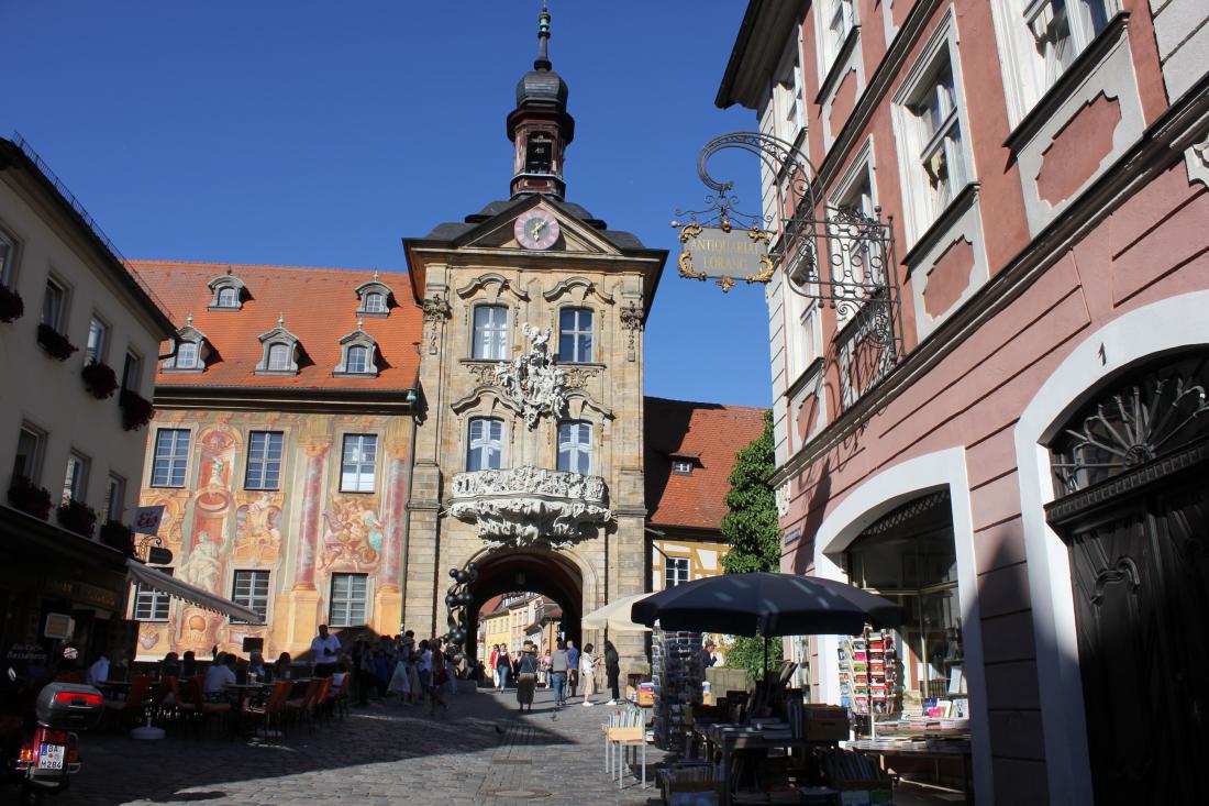 Mestna hiša v mestu Bamberg privlači poglede.