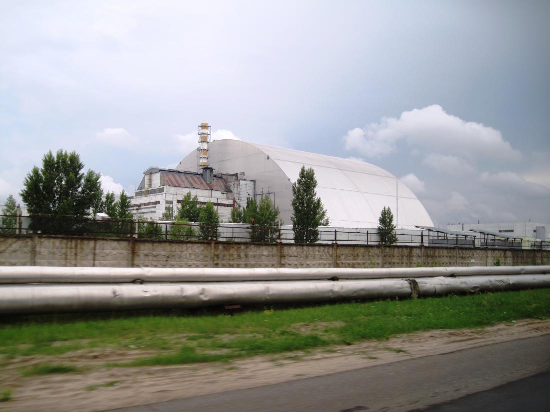 Zloglasni četrti reaktor černobilske nuklearke po novem prekriva kovinski sarkofag. 
