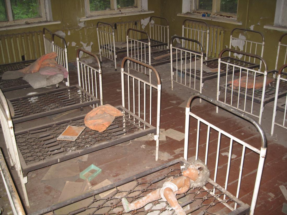 Radioaktivno sevanje se zadržuje na kovinskem ogrodju otroških postelj v zapuščenem vrtcu vasice Kopači.