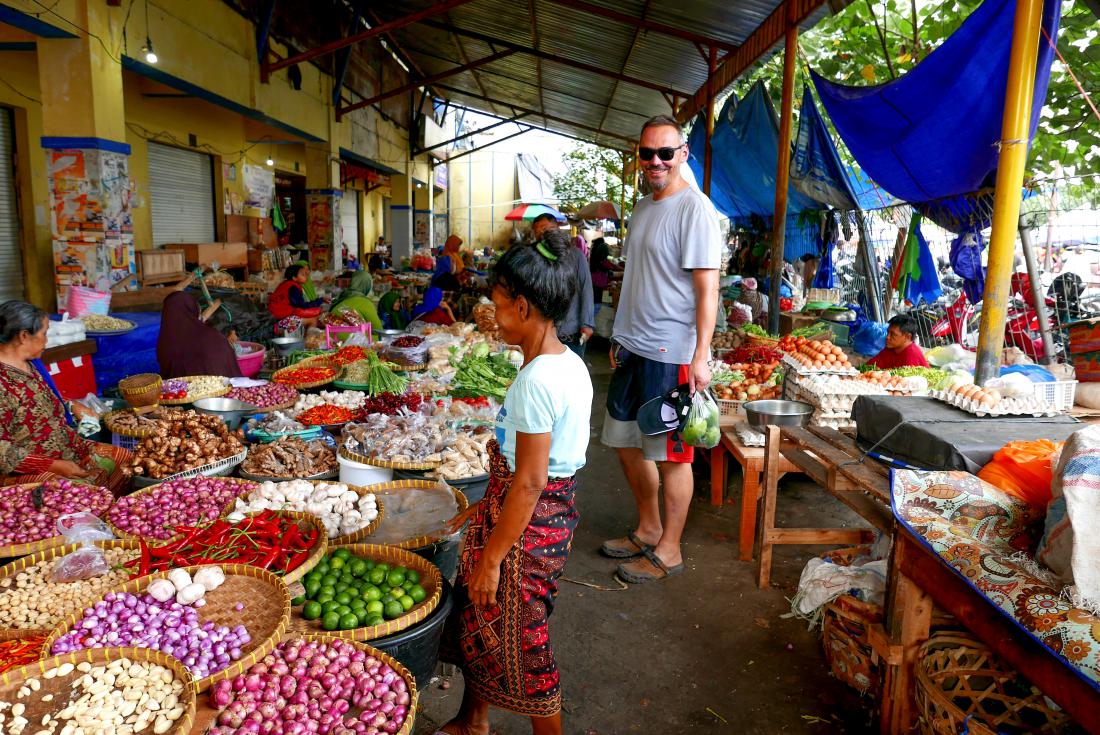Živahna tržnica v glavnem mestu Mataram.