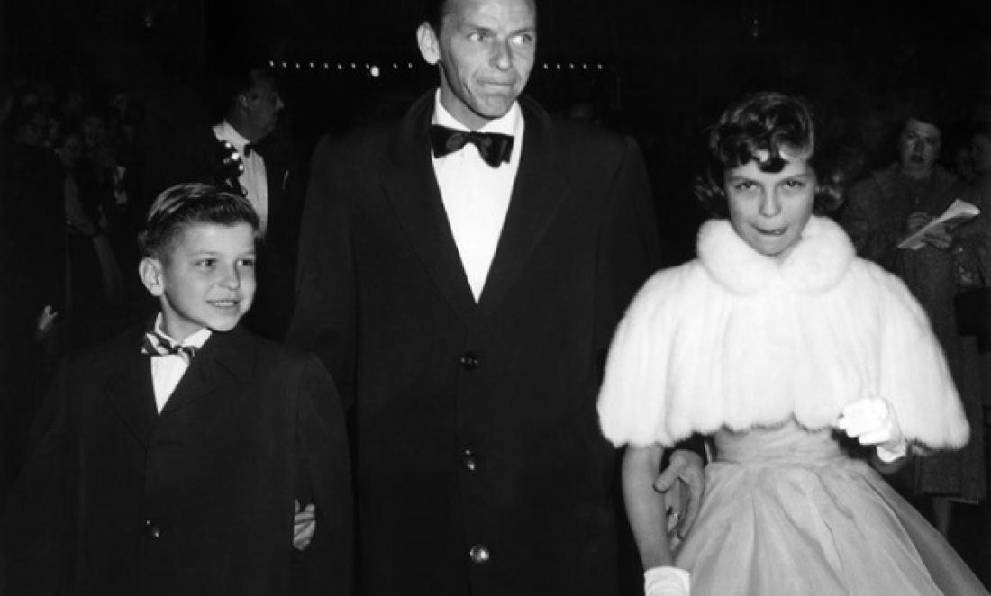 Frank Sinatra z otrokoma Nancy mlajšo in Frankom mlajšim. 