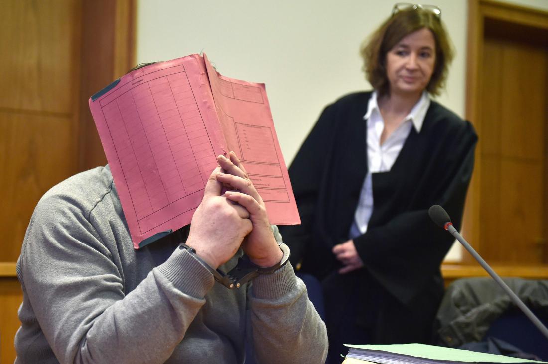 Högel je bil pred sodiščem že večkrat, leta 2015 si je zakrival obraz pred mediji. 