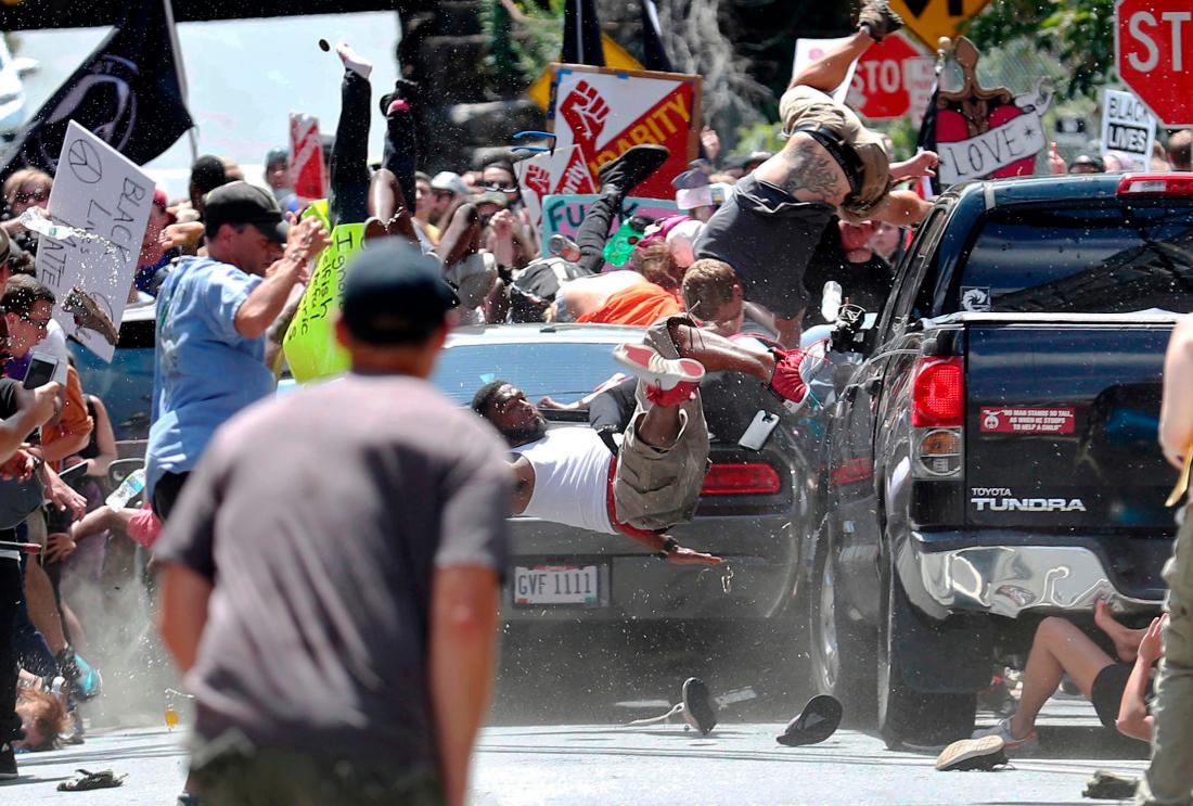 Fotograf Ryan Kelly je ujel trenutek med protesti v Virginiji, ko je avtomobil ubil žensko. 