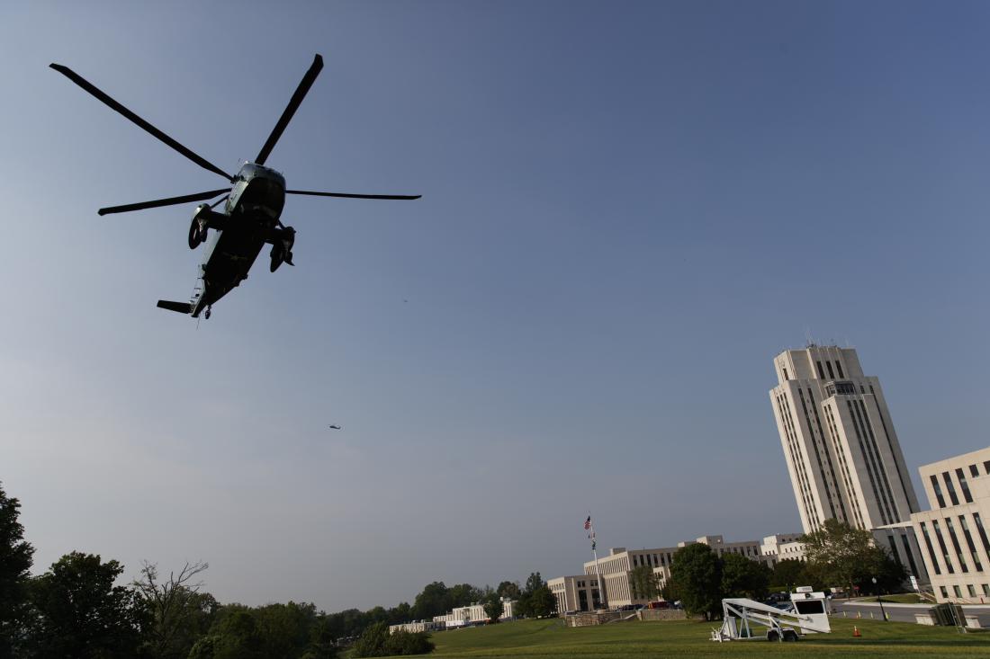 Trump je na obisk k Melanii poletel z vojaškim helikopterjem. 