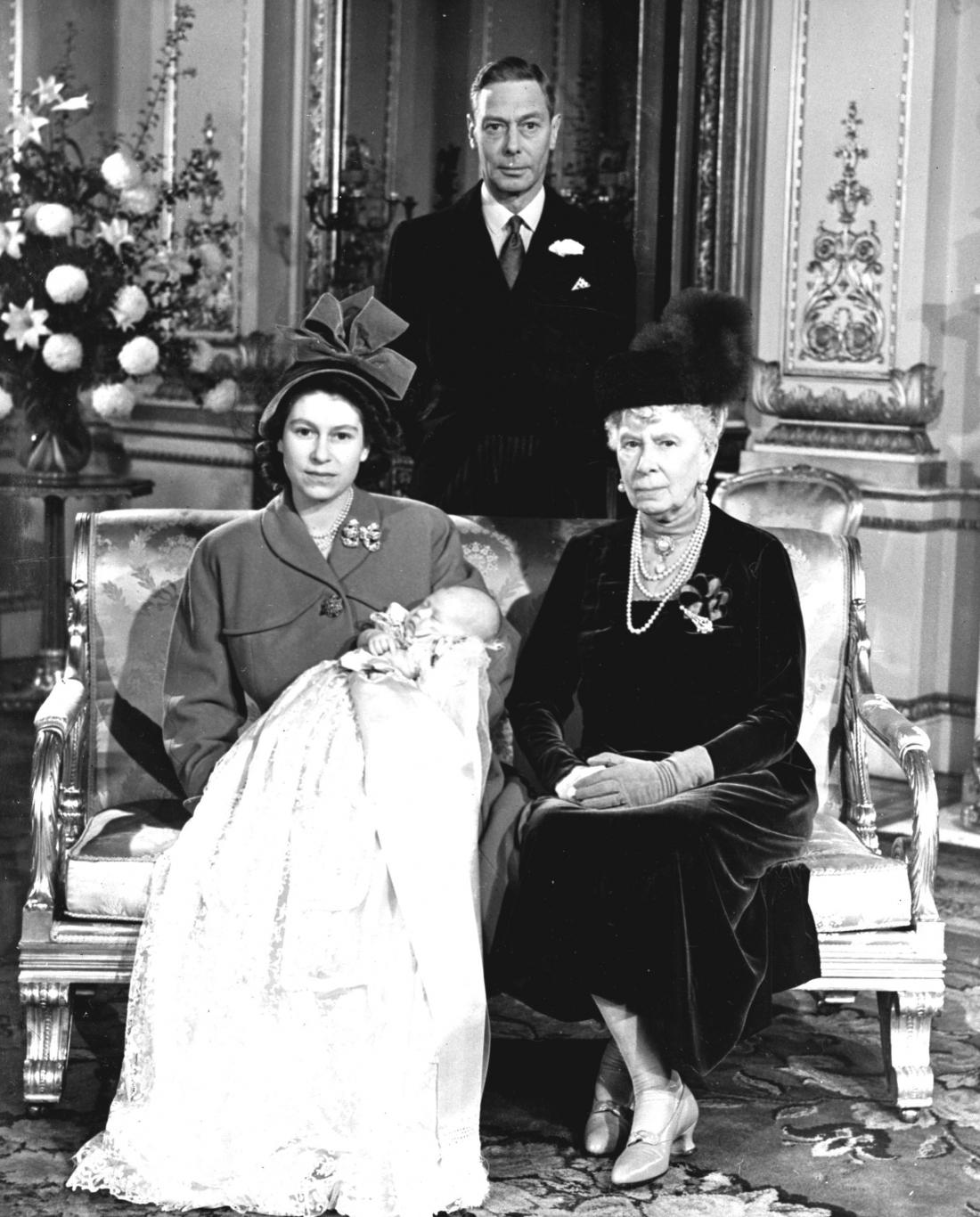 Elizabeta preden je postala kraljica na sliki leta 1948 z očetom in tedanjim kraljem Jurijem VI. ter babico kraljico Marijo. 