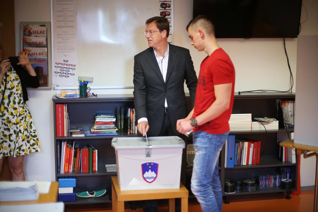 Miro Cerar je svoj glas oddal na ljubljanskem volišču v Trnovem.