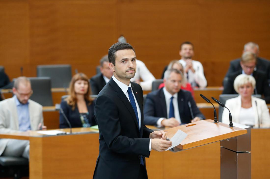 Poslanec NSi Matej Tonin je po dveh mesecih odstopil z mesta predsednika DZ. 