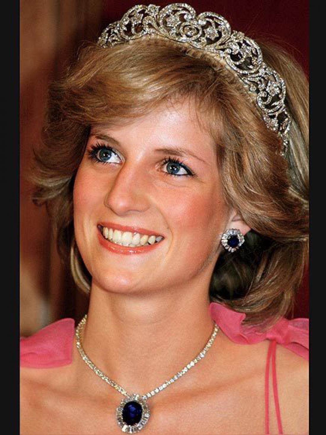 Princesa Diana je tiare pričela nositi pomaknjene na vrh glave kot obroč za lase. Foto: AFP