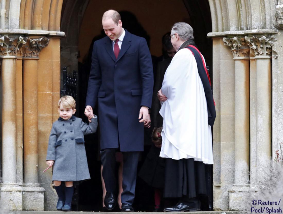 Tudi v hladnejših mesecih (celo za božič) si mora princ George nadeti kratke hlače. Foto: Reuters