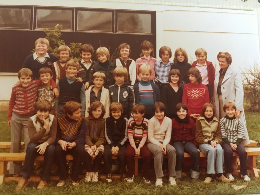 Na šolski fotografiji Nuša sedi na sredini v prvi vrsti.