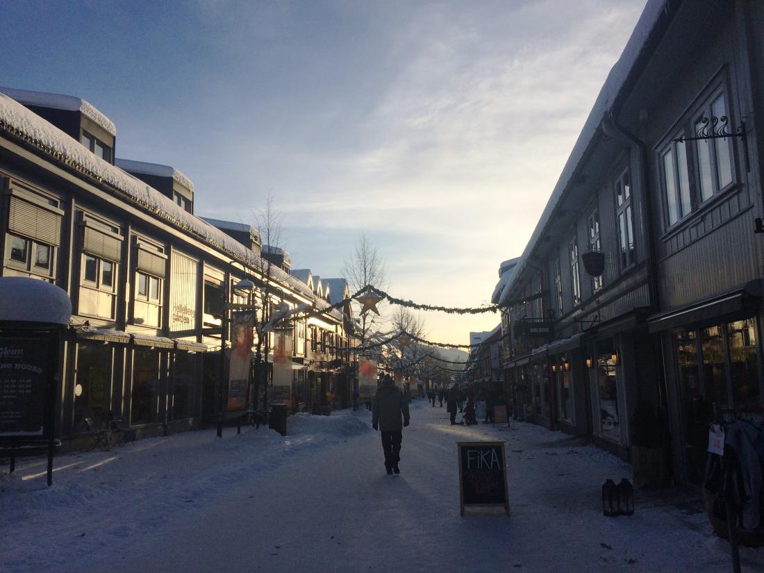 Storgat: glavna ulica v osrčju Lillehammerja, 27.000-glavega mesteca, ki leži v pokrajini Oppland.