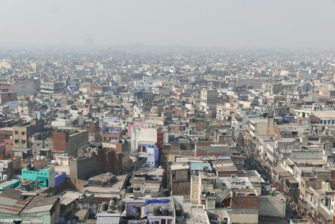 Pogled na stari Delhi, obdan s smogom.