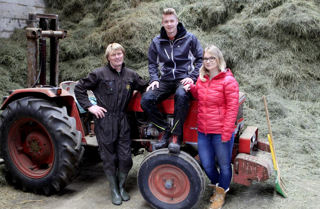 Oče Klemen, sin Nejc in hči Nina, trojica iz simpatične svetlolase družine Dolenc, ob častivrednem traktorju, ki je bil prvi na kmetiji, a še danes brezhibno dela.