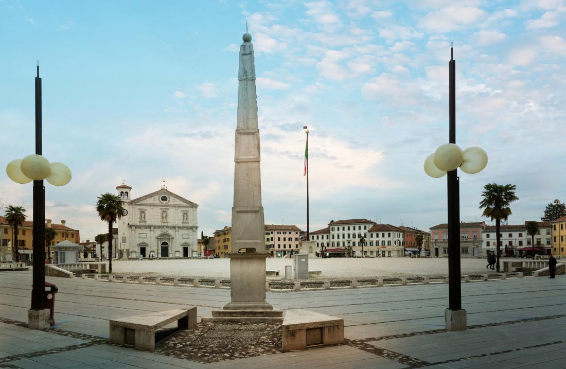Srce mesta je Piazza Grande, ki ima iz ptičje perspektive obliko šesterokotnika. Osrednja katedrala Palmanove je vredna ogleda.
