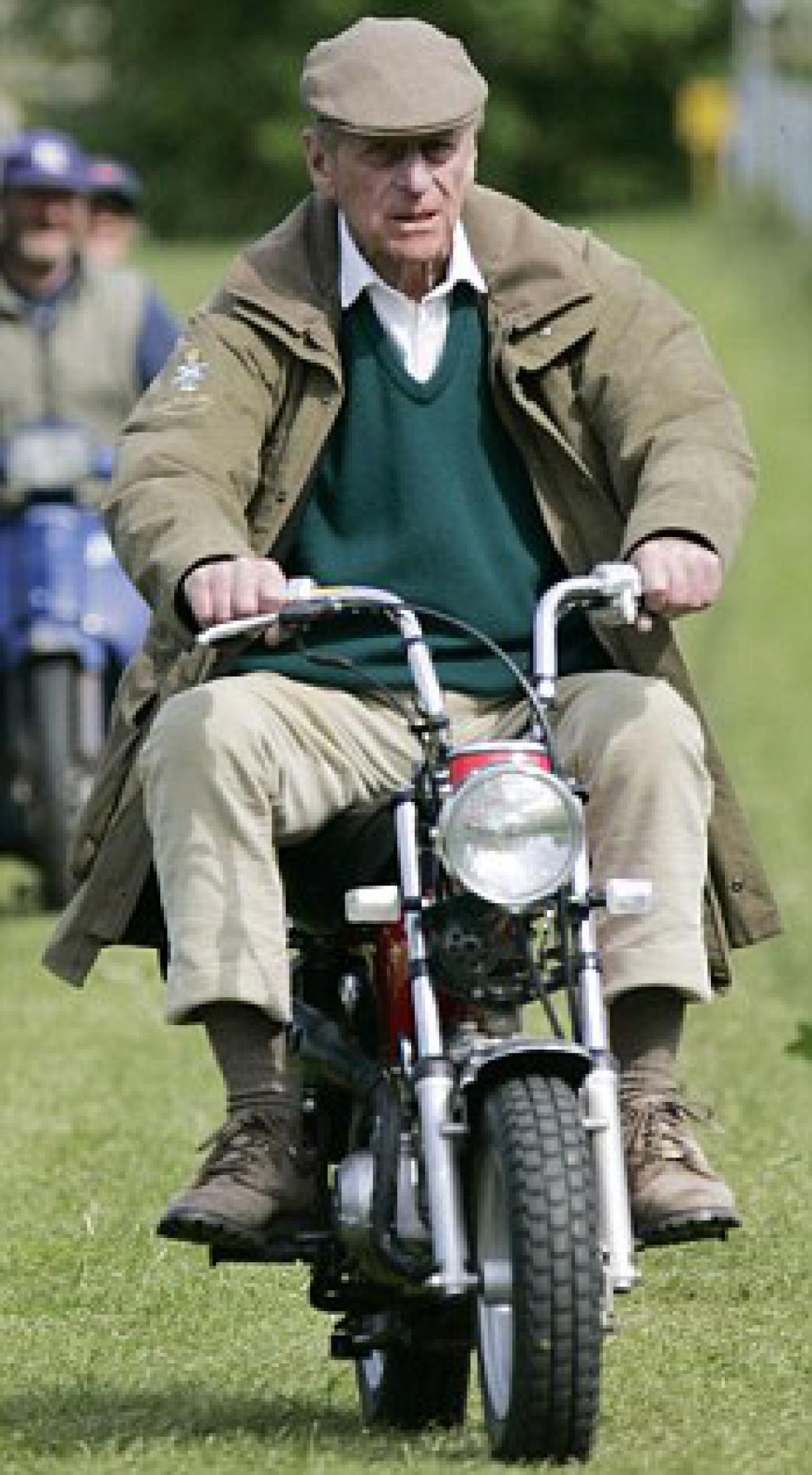 Še pred desetimi leti se 87-letni Filip ni branil motorja. Foto: Daily Mail