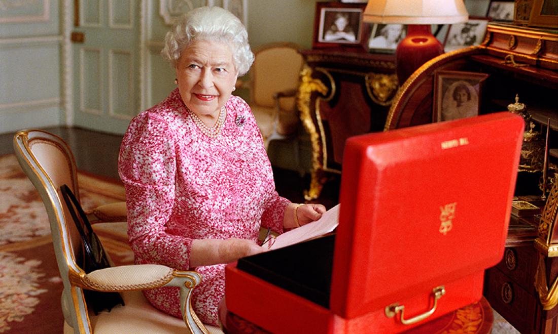 Kraljica vsak dan pridno prebere vse dokumente, ki ji jih prinesejo v sloviti »rdeči škatli«. Foto: AFP