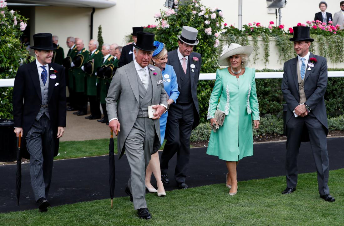 Tudi princ Charles in vojvodinja Camilla sta si nadela klobuke.