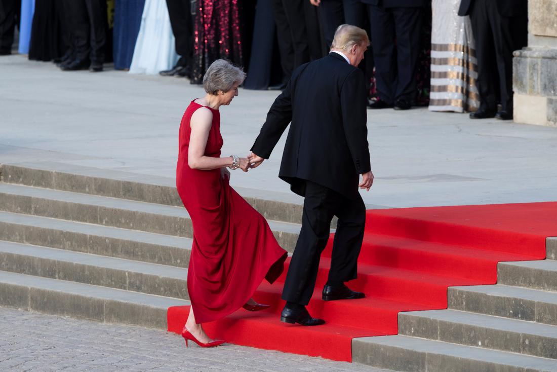 Takole gentelman pomaga po stopnicah britanski dami, ali ko Theresa May na gala večerjo povabi Donalda Trumpa. 