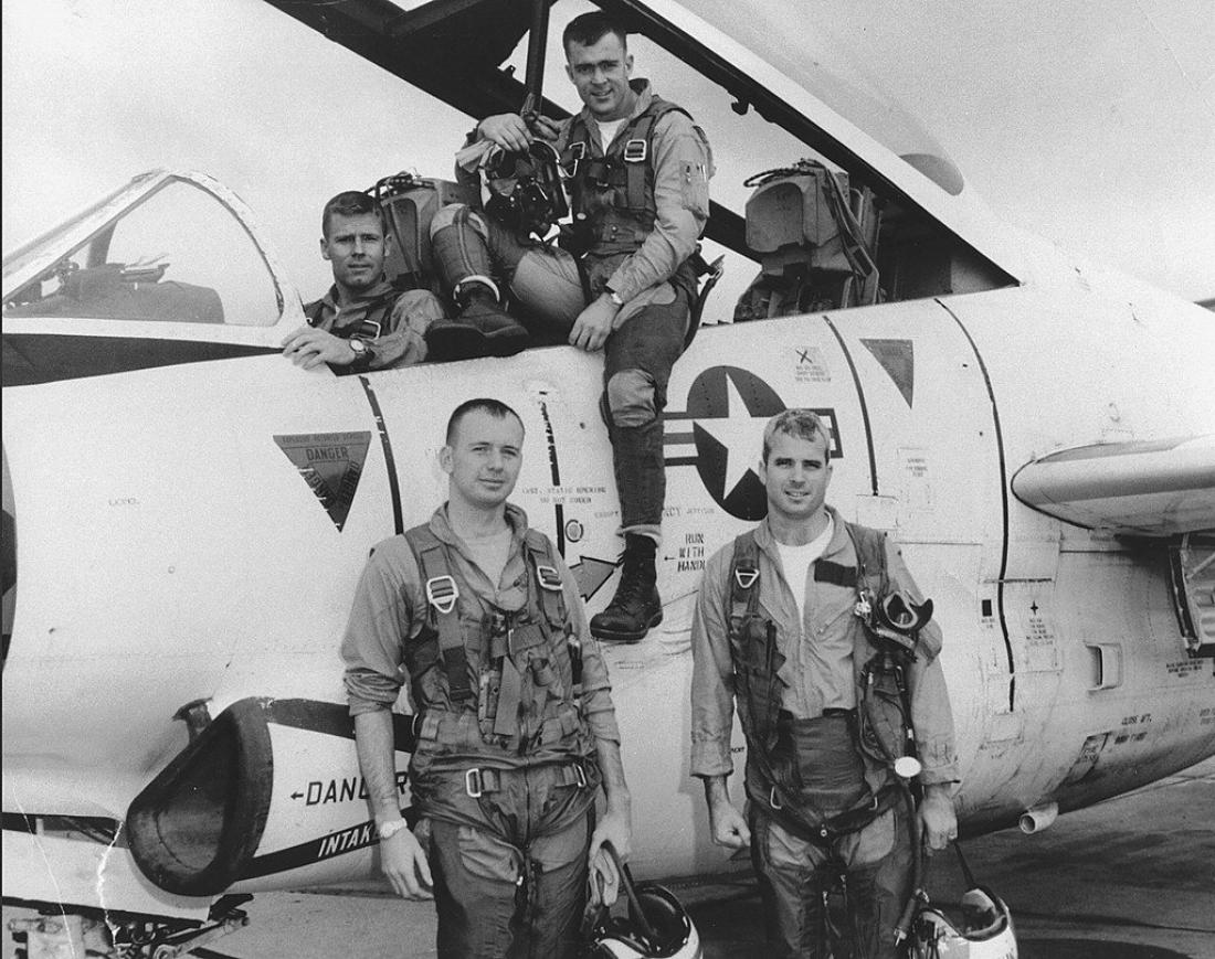 Med vietnamsko vojno leta 1965 z vojaškimi kolegi, McCain je spodaj desno.