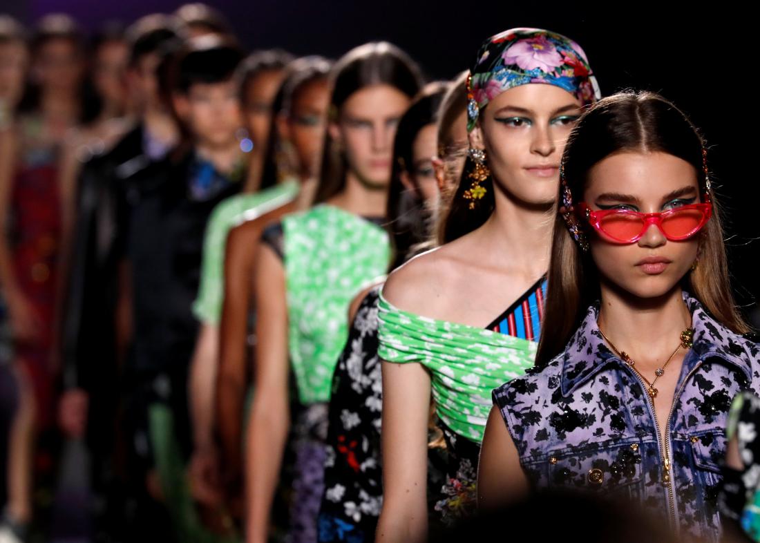 Versace je na septembrskem tednu mode v Milanu predstavil kolekcijo za prihodnjo pomlad in poletje. 