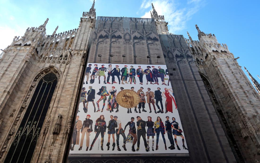Versacejeva oglaševalska kampanja je ta mesec okrasila znamenito milansko katedralo Duomo. 