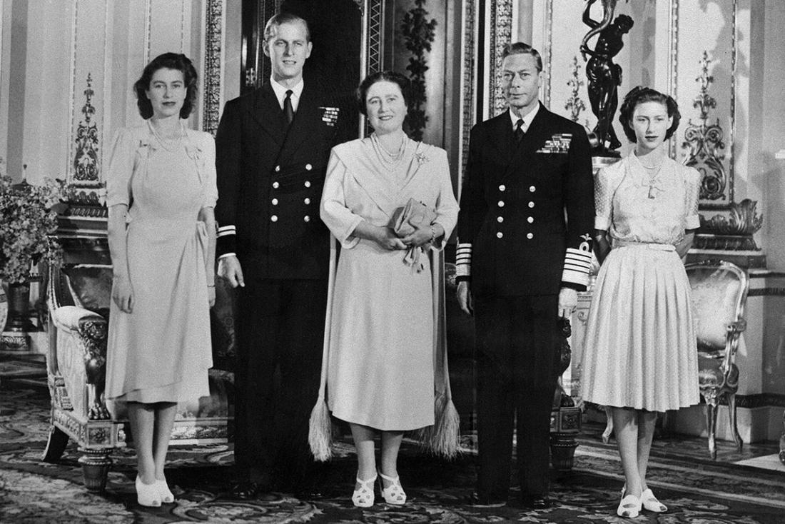 Princesa Elizabeta leta 1947 ob zaroki s princem Filipom in družino, materjo kraljico Elizabeto, očetom kraljem Jurijem VI. in sestro princeso Margareto. Foto: AFP