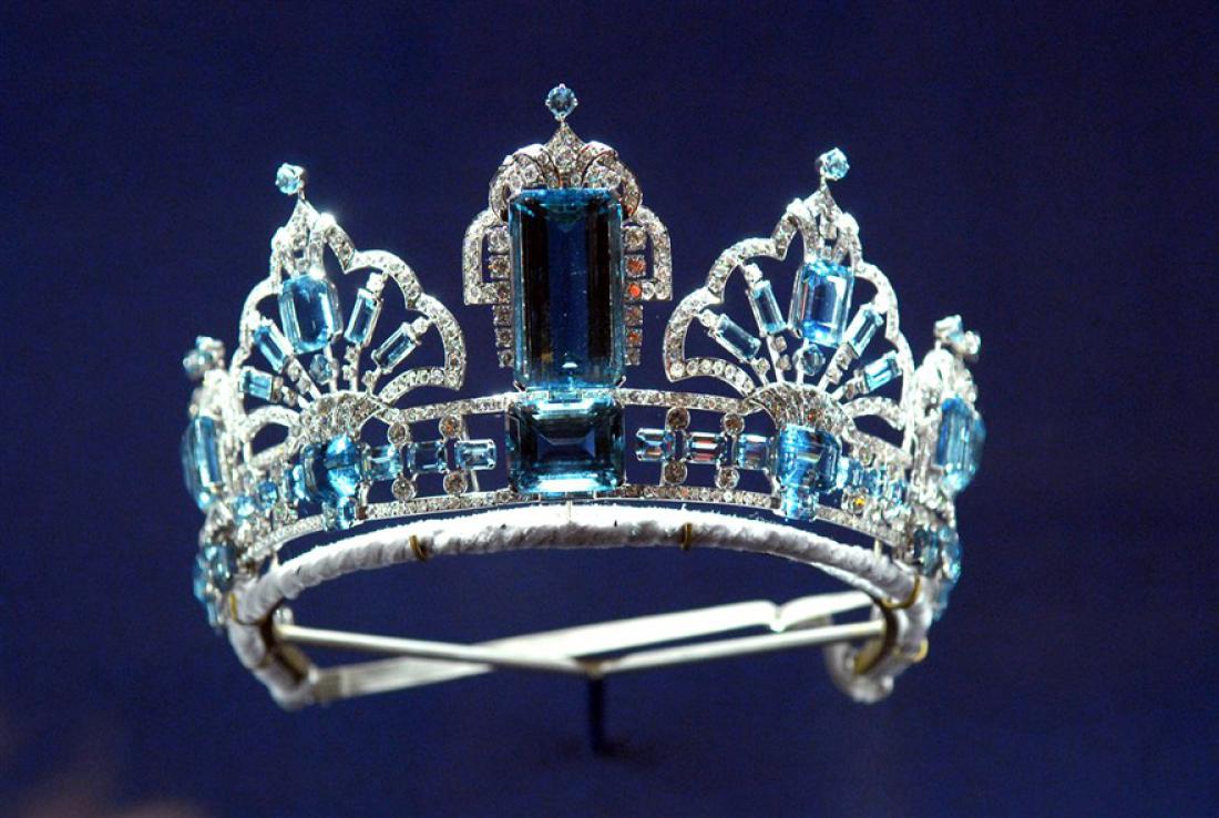 Kraljičina tiara z brazilskimi akvamarini. Foto: REX
