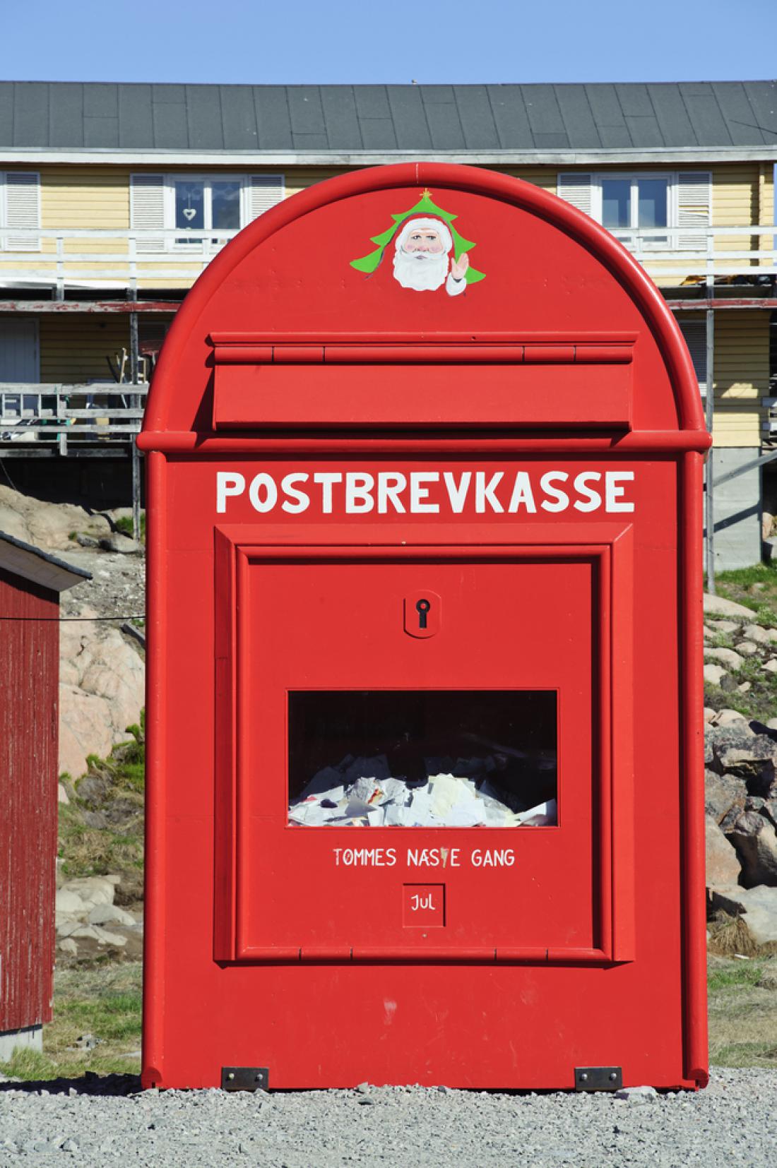 Božičkov poštni nabiralnik so na Grenlandiji preselili bližje šoli, kjer na pisma odgovarjajo učenci. 