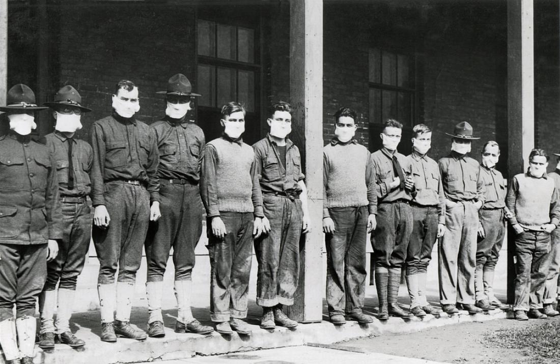 Leta 1918 so se vojaki pred smrtonosnim virusom gripe zaščitili z maskami. 