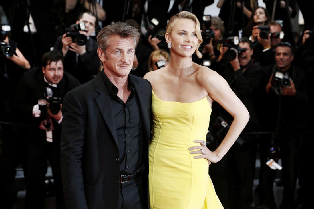 Brada in Charlize je spoznal igralkin bivši zaročenec Sean Penn. 