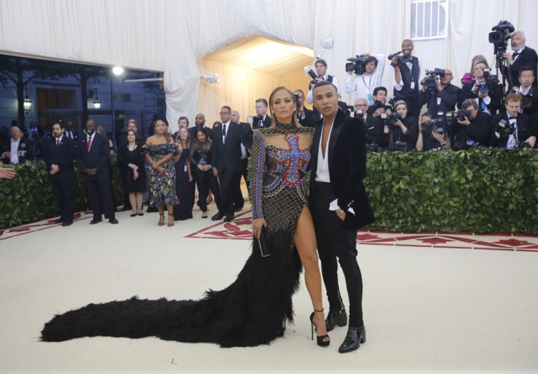 Olivier Rousteing s prijateljico Jennifer Lopez na letošnjem Met Gala. Foto: Reuters